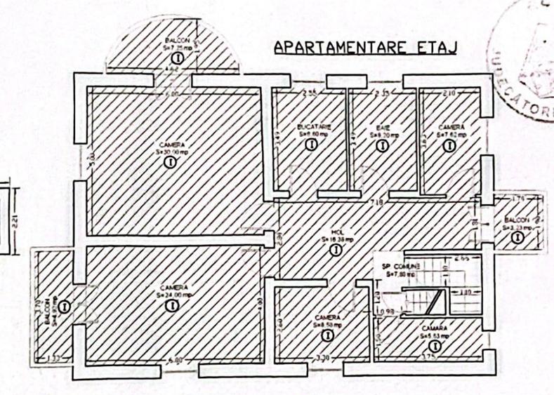 Casă individuală cu 9 camere cu Canalizare în Central