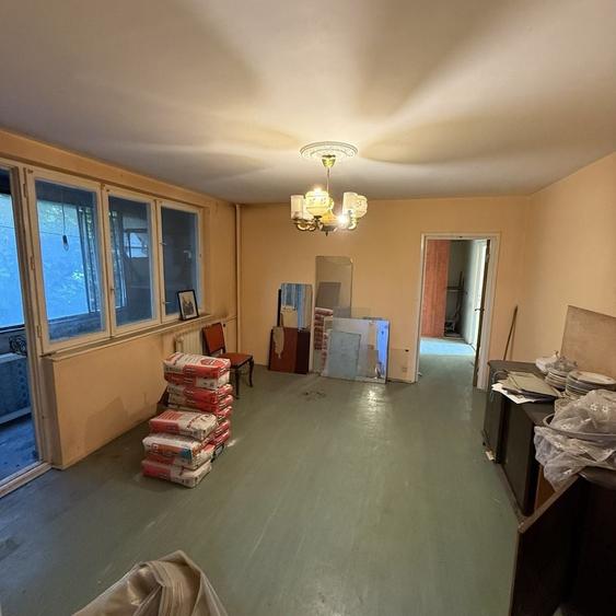 Apartament cu 3 camere semidecomandat în Colentina