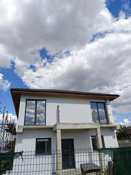Casă cu 5 camere cu Teren 440 Mp în 1 Decembrie