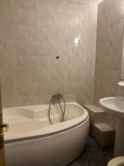 Apartament cu 3 camere decomandat, mobilat în Decebal