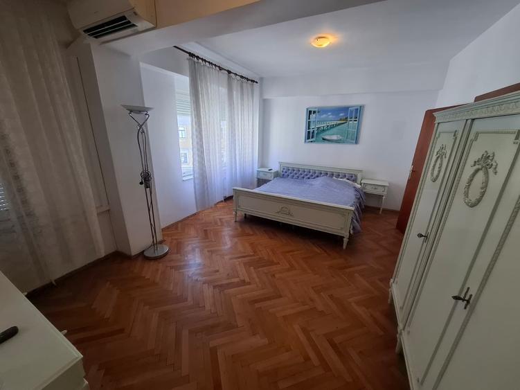 Apartament cu 3 camere decomandat în Boul Roșu