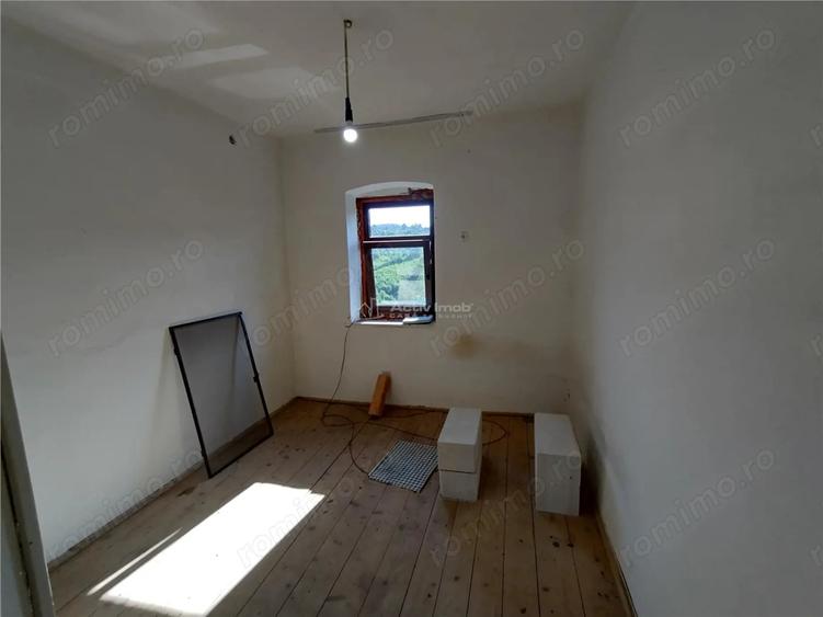 Casă cu 2 camere cu Teren 575 Mp în Vest