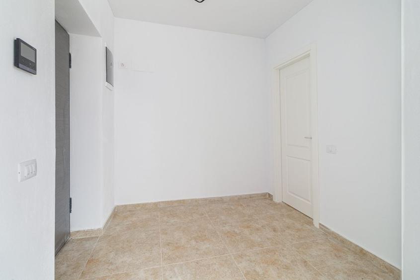 Apartament cu 5 camere semidecomandat, mobilat în 1 Decembrie
