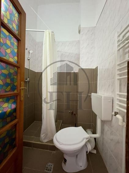 Casă individuală cu 14 camere cu Canalizare în Central