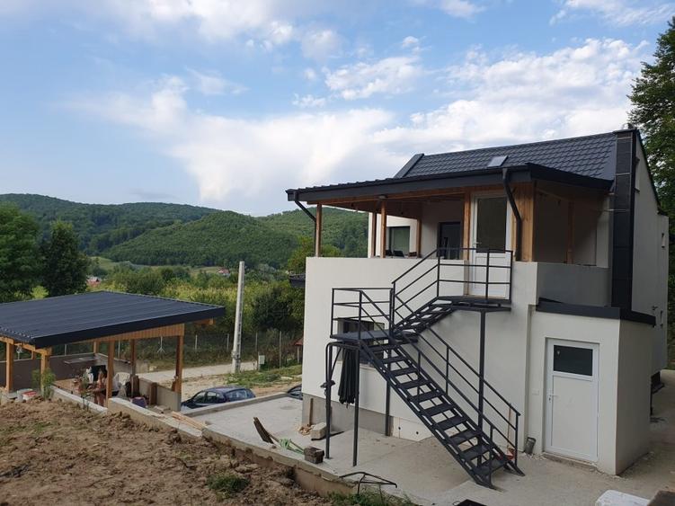 Casă individuală cu 4 camere cu Teren 2546 Mp în Micești