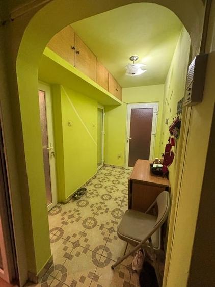 Apartament cu 3 camere semidecomandat, mobilat în UTA