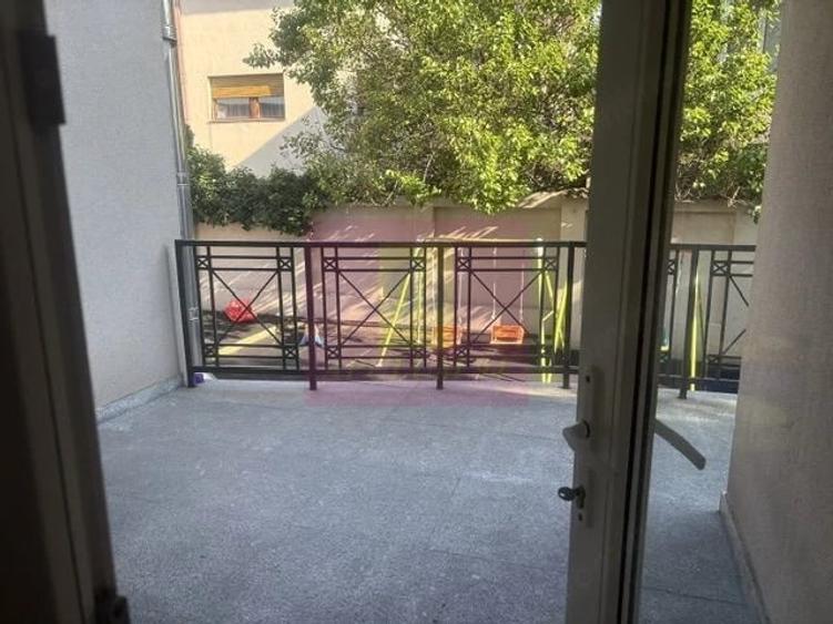 Casă cu 10 camere cu Teren 446 Mp în Drumul Sării