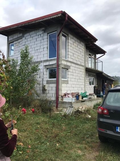 Casă cu 2 camere cu Teren 1200 Mp în Central