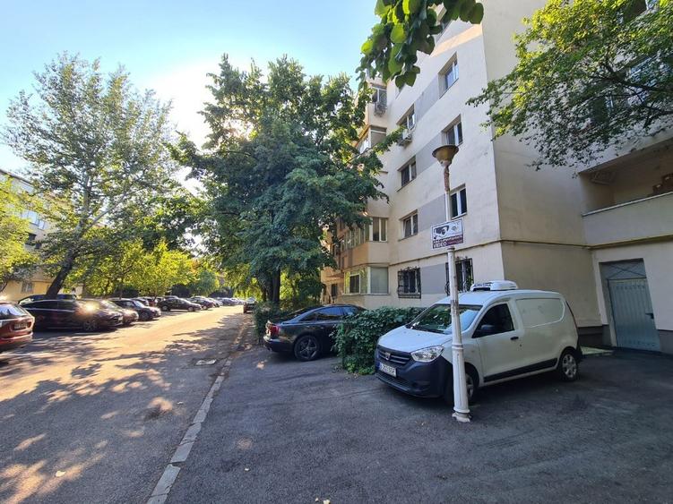 Apartament cu 4 camere decomandat în Vitan