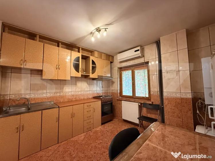 Apartament cu 4 camere decomandat în Rovine