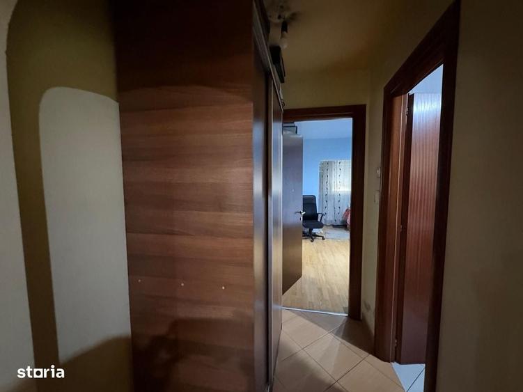 Apartament cu 3 camere semidecomandat în Vitan