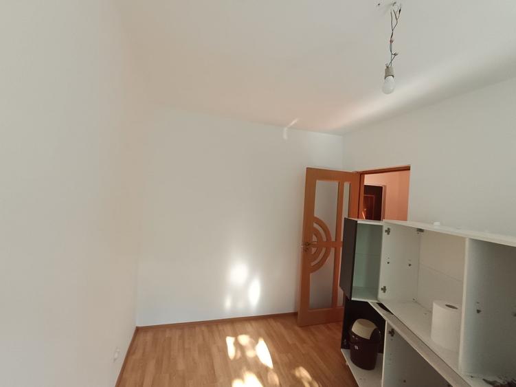 Apartament cu 3 camere semidecomandat în Micro 17