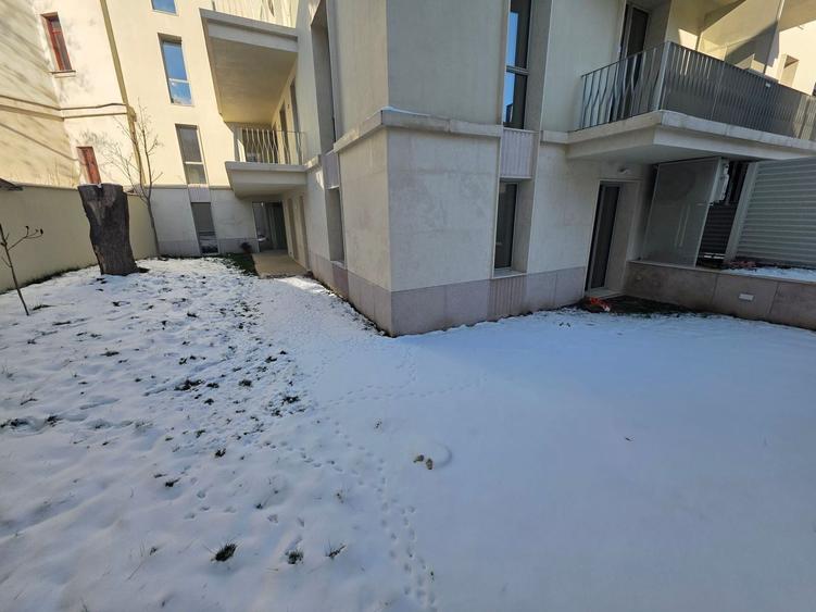Apartament cu 4 camere în P-ța Universității