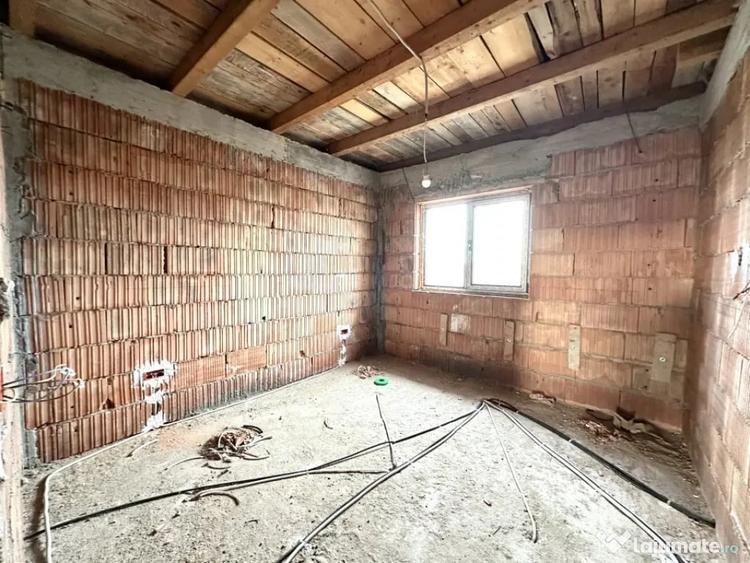 Casă cu 5 camere cu Teren 305 Mp în Dumbrăvița