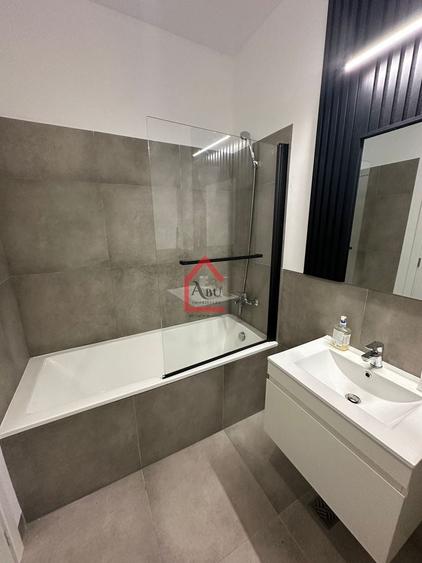 Apartament cu 2 camere semidecomandat, mobilat în Baza 3