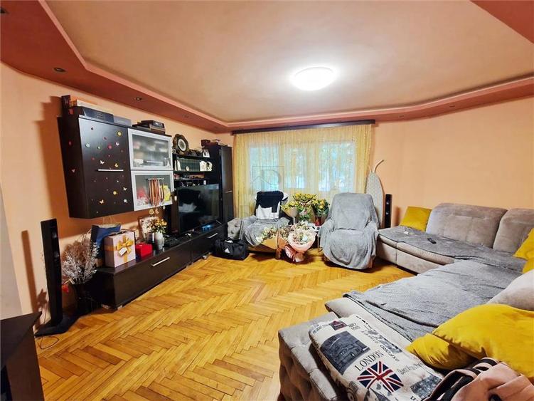 Apartament cu 3 camere semidecomandat, mobilat în Soarelui — fotografia 1