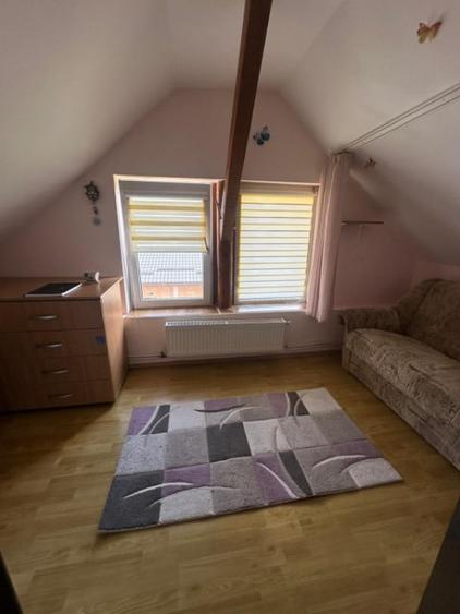 Apartament cu 4 camere semidecomandat în Florești