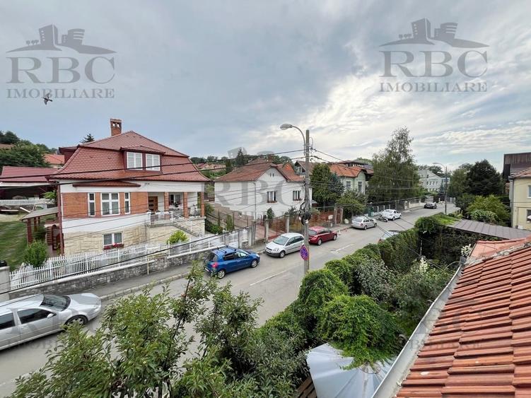 Casă individuală cu 5 camere cu Canalizare în Central