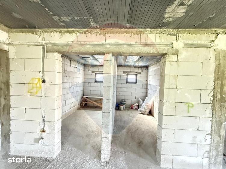 Casă cu 7 camere cu Teren 1800 Mp în Preutești