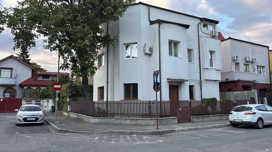 Apartament cu 3 camere semidecomandat în Tineretului