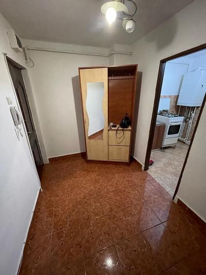 Apartament cu 3 camere semidecomandat, mobilat în Milcov