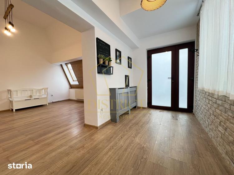 Casă cu 8 camere cu Teren 1360 Mp în Sud