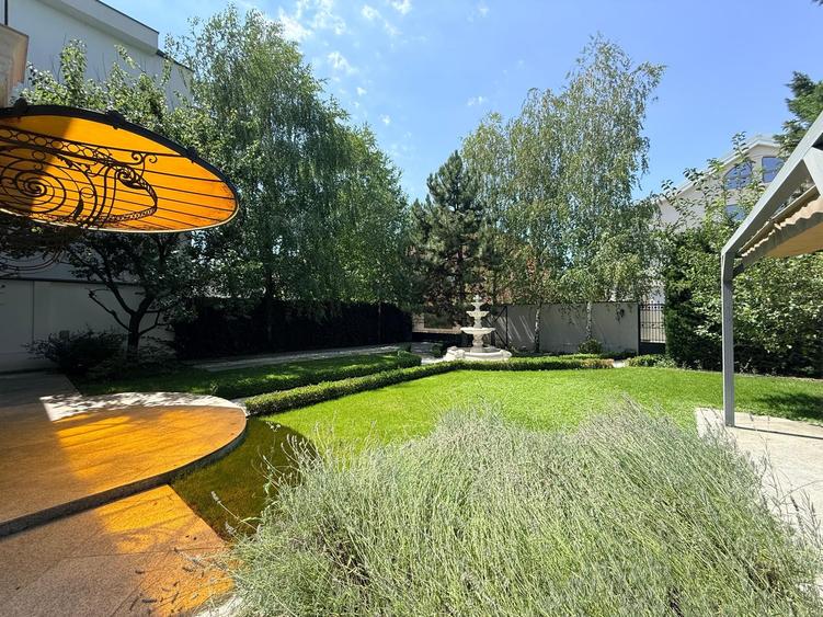 Casă individuală cu 9 camere cu Canalizare în Iancu Nicolae