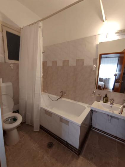 Apartament cu 4 camere semidecomandat, mobilat în Armeneasca