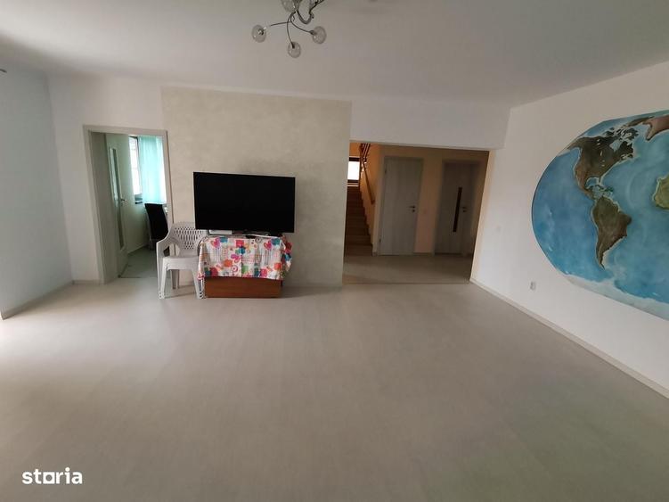 Casă cu 4 camere decomandat în Central