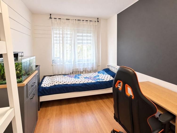 Apartament cu 3 camere decomandat, mobilat în Aurel Vlaicu