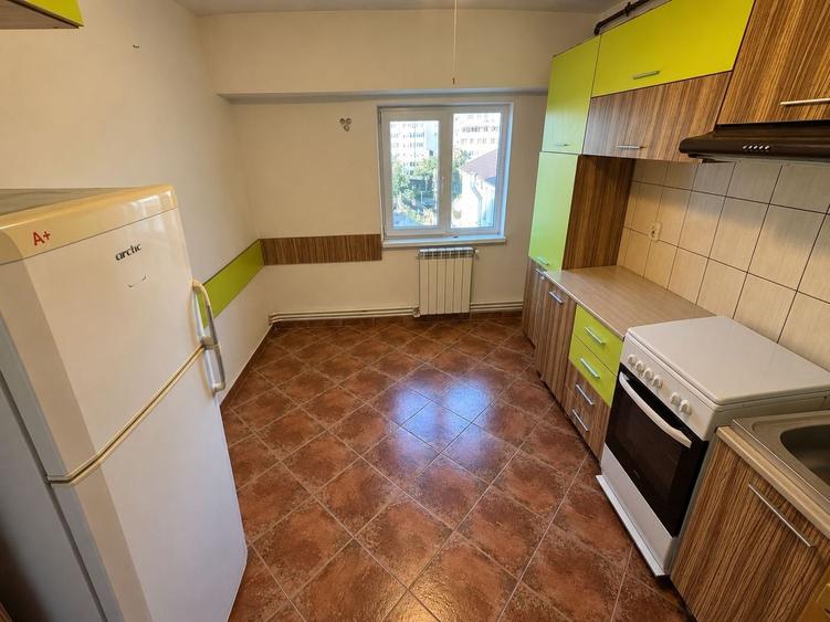 Apartament cu 3 camere decomandat, mobilat în Dacia