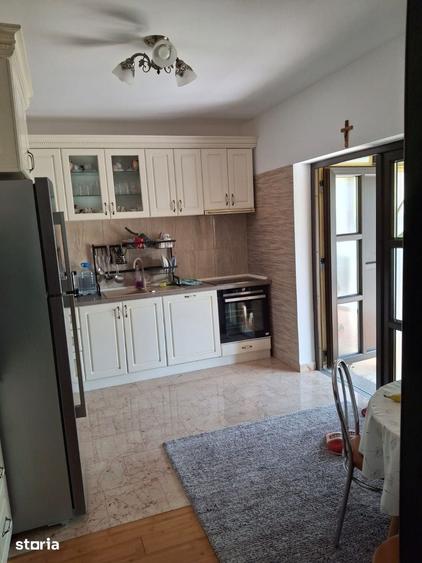Casă cu 4 camere cu Teren 1800 Mp în Curtești
