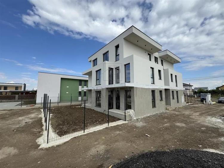 Apartament cu 3 camere decomandat, mobilat în Dumbrăvița
