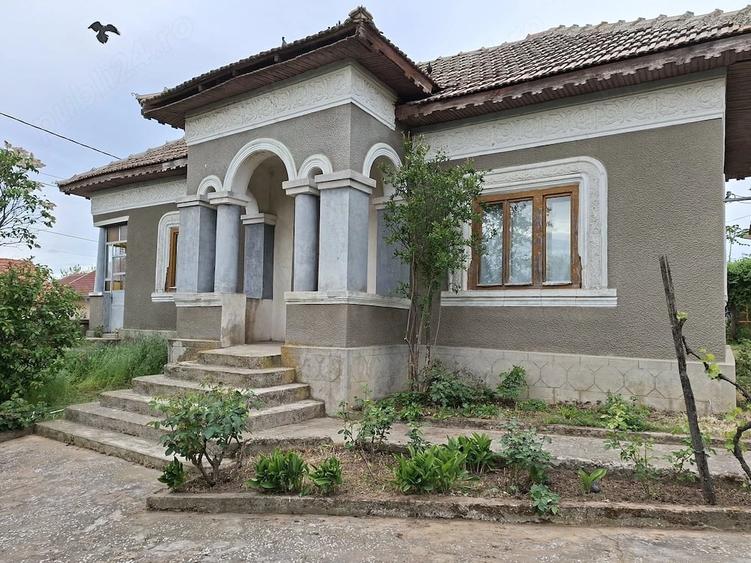 Casă cu 2 camere cu Teren 1000 Mp în Pătulele