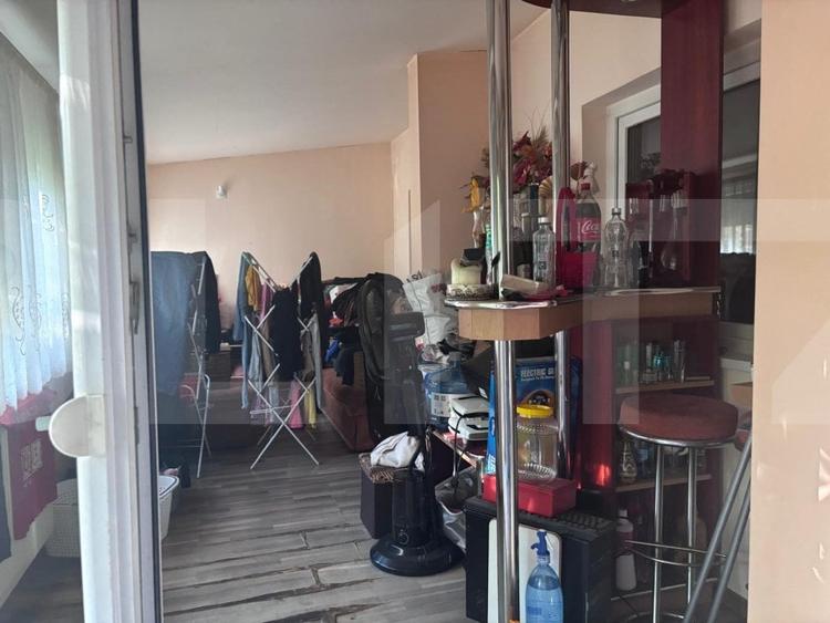 Apartament cu 3 camere semidecomandat, mobilat în Lipovei