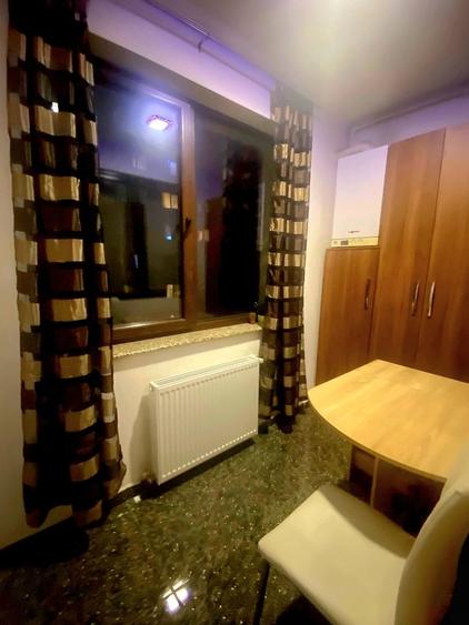 Apartament cu 3 camere decomandat în 13 Decembrie