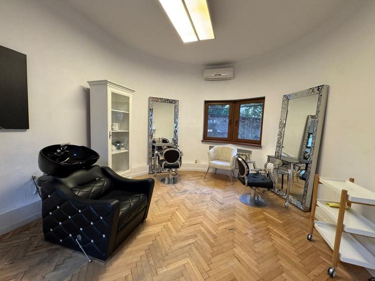 Apartament cu 3 camere semidecomandat în Victoriei