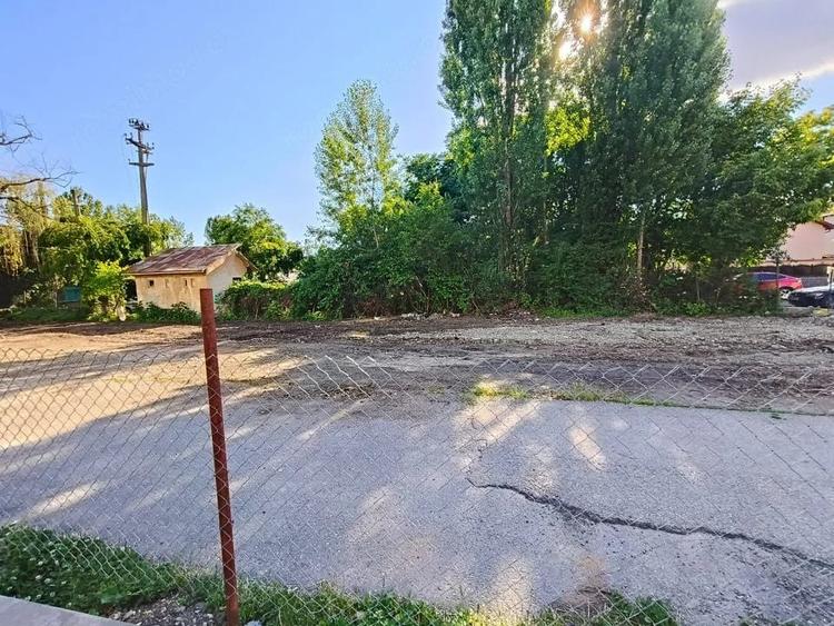 Teren de 702 mp, în 9 Mai