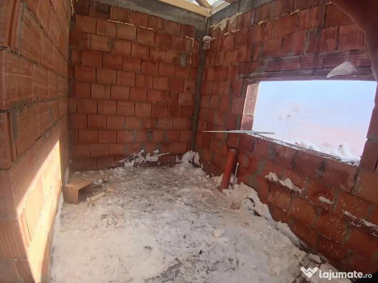 Casă cu 2 camere cu Teren 500 Mp în Central