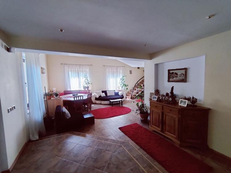 Casă individuală cu 7 camere cu Canalizare în Ghiroda