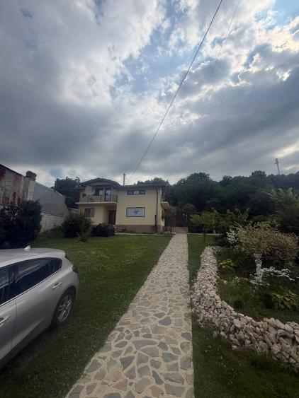 Casă cu Teren 1300 Mp în Gura Ocniței