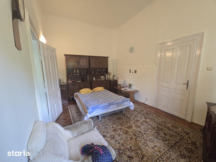 Casă cu 6 camere cu Teren 606 Mp în Lipoveni