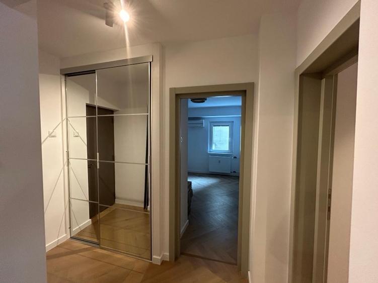 Apartament cu 3 camere semidecomandat, mobilat în P-ța Victoriei