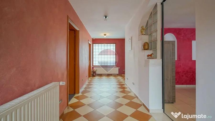 Casă cu 7 camere cu Teren 300 Mp în Central