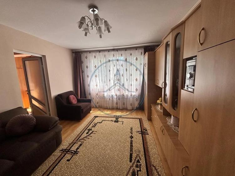 Apartament cu 3 camere semidecomandat în Central