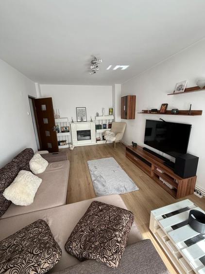 Apartament cu 3 camere decomandat în Exterior Vest