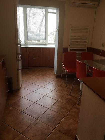 Apartament cu 3 camere semidecomandat în Aradului