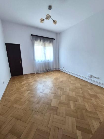 Apartament cu 5 camere în Aviatorilor