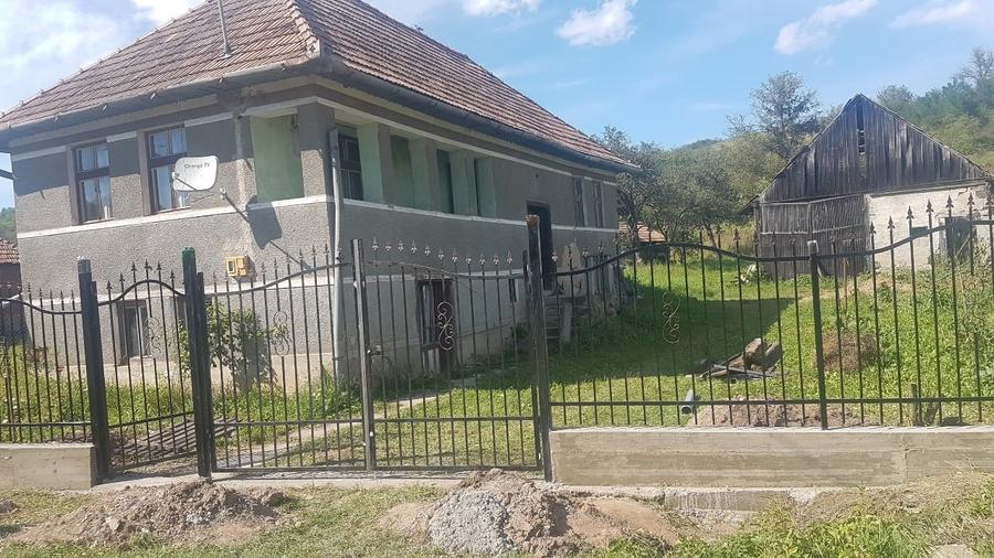 Casă individuală cu 4 camere cu Teren 1800 Mp în Mierța