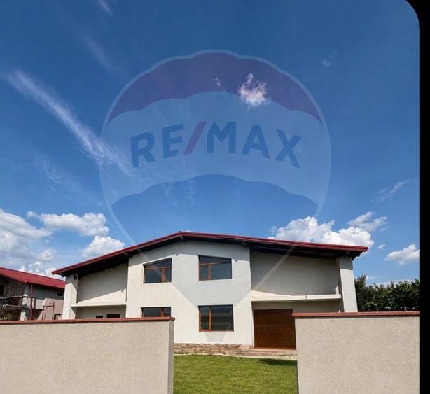 Duplex cu 8 camere cu Teren 495 Mp în Exterior Est